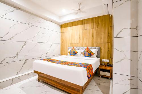 孟买FabHotel Shubham Inn的卧室配有一张床