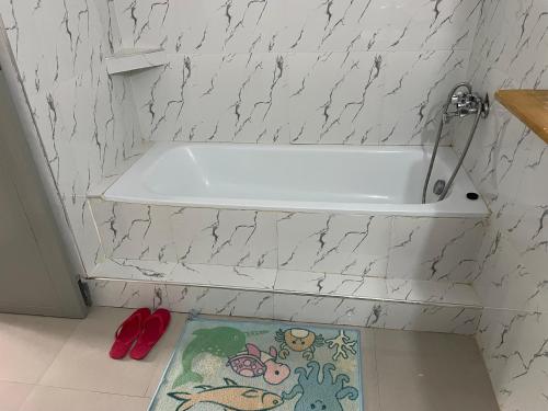 伊林加Rockville Abode的浴室设有白色浴缸,铺着地毯