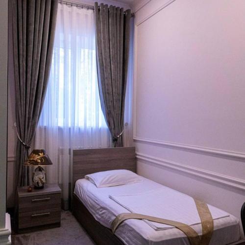 QŭyliqOA Tashkent的一间小卧室,配有床和窗户