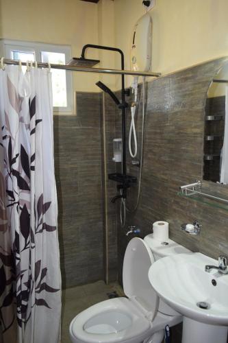 爱妮岛Angel Nido Resort的带淋浴、卫生间和盥洗盆的浴室
