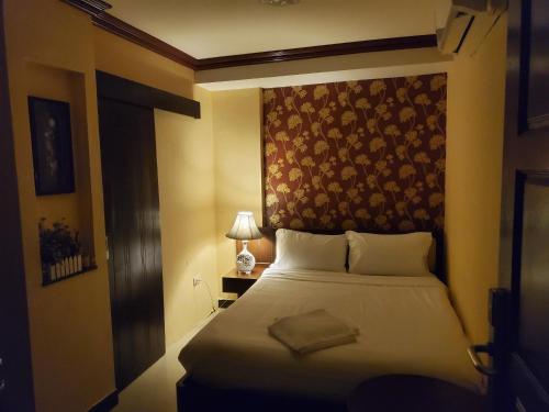 芭堤雅市中心The Pattaya Sports Hub的酒店客房,配有一张带床头板的床