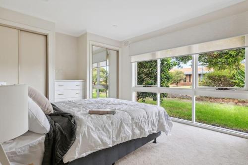 MentoneNEW! Modern, Relaxing 2BR Retreat in Mentone, Victoria的白色卧室设有床和大窗户