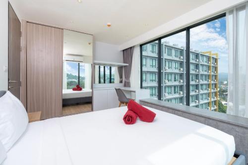 Ban Ket HoCentral Hill View Condo A716D*2BR Apartment*Ideal Location: Shopping, Relax, Adventure的卧室设有一张白色大床和大窗户