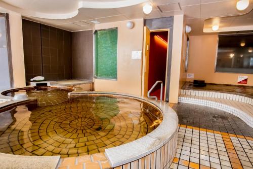 宫崎宫崎第一酒店的客房内的浴室设有大型圆形浴缸