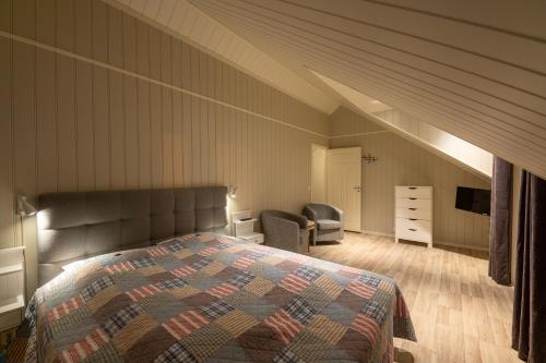 SennesvikUre Lodge的一间卧室配有一张床、一张桌子和一把椅子