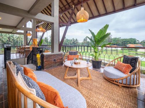 乌布Tarate Loft Studio Ubud的户外庭院配有桌椅