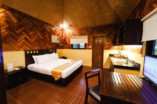 卡兰巴煦日和风温泉度假山庄的一间卧室配有一张床、一个水槽和一台电视