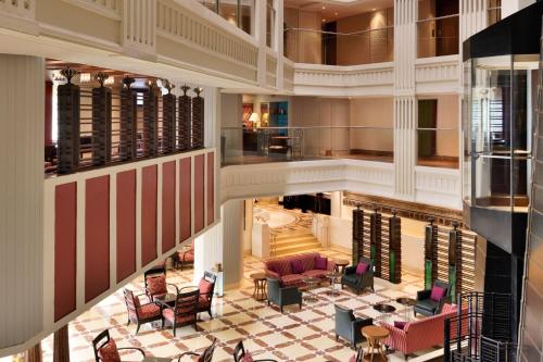 海得拉巴海得拉巴万豪会议中心酒店的享有酒店大堂的景致,配有桌椅
