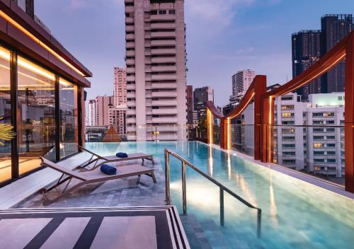 曼谷SAMALA Hotel Bangkok的建筑物屋顶上的游泳池