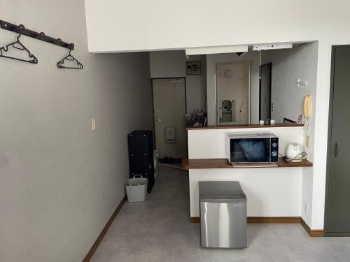 熊本アルピエd 軽自動車無料駐車場あります お部屋リフォーム済み的一间配有微波炉的柜台的房间