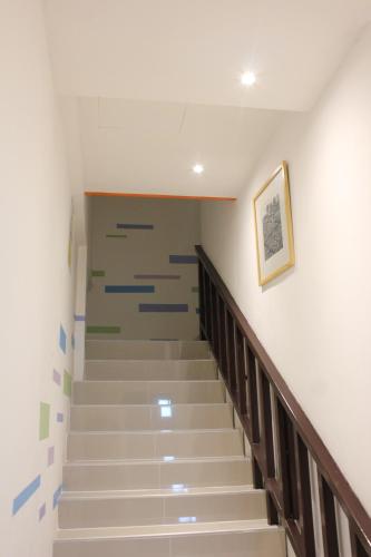 奈扬海滩慢生活海滩旅馆的墙上画画的建筑物的楼梯