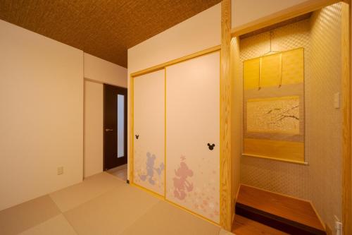 由布市Tabi no yado Hanakeshiki Sakura 2nd floor - Vacation STAY 42969v的一个空房间,有门和窗户
