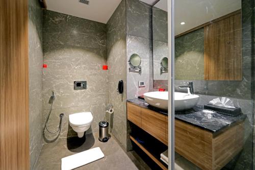 维杰亚瓦达Grand Vijayawada by GRT Hotels的一间带水槽和卫生间的浴室
