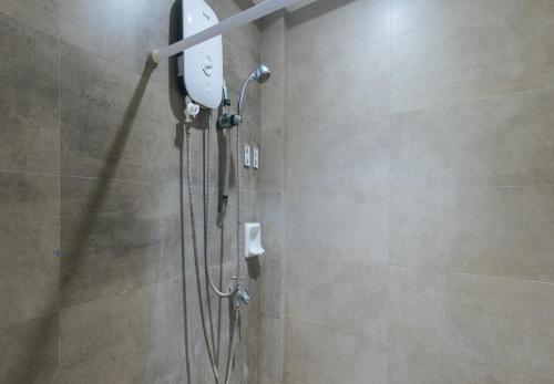 宿务RedDoorz at Grand Apartelle Hernan Cortes Cebu的带淋浴喷头的浴室