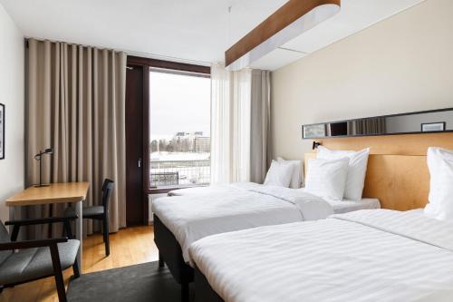 埃斯波塔皮奥拉花园酒店的酒店客房配有两张床和一张书桌