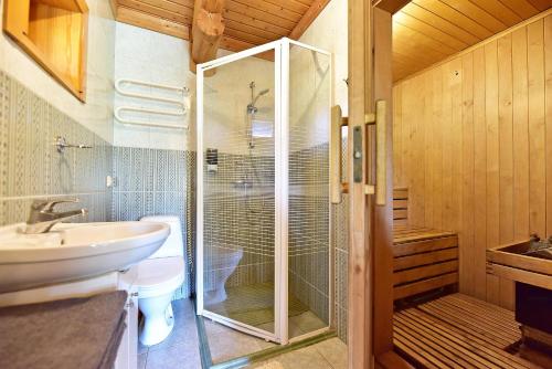 奥克斯塔瓦利斯Resort by Nava Lake的带淋浴、卫生间和盥洗盆的浴室