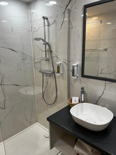利克维希克维尔酒店的浴室配有白色水槽和淋浴。