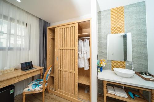 富国Cybele Sunset Hotel Phu Quoc的一间带水槽和书桌的浴室