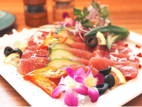 石垣岛The BREAKFAST HOTEL MARCHE Ishigaki Island的桌上一盘带水果和蔬菜的食物
