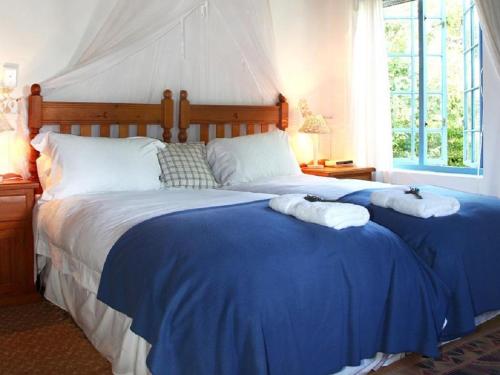 斯坦福Lavender’s Blue的一间卧室配有一张带蓝色床单的大床