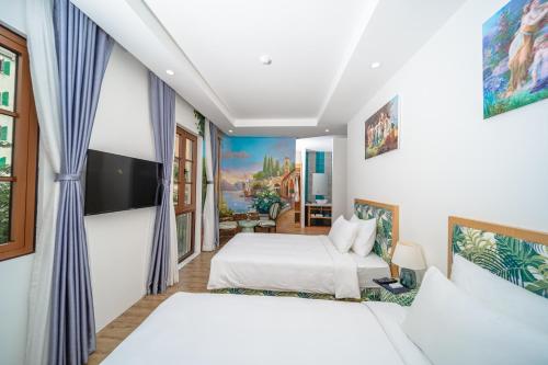 富国Cybele Sunset Hotel Phu Quoc - Free Hon Thom Cable Car & Aquatopia Water Park的一间卧室配有两张床和一台平面电视