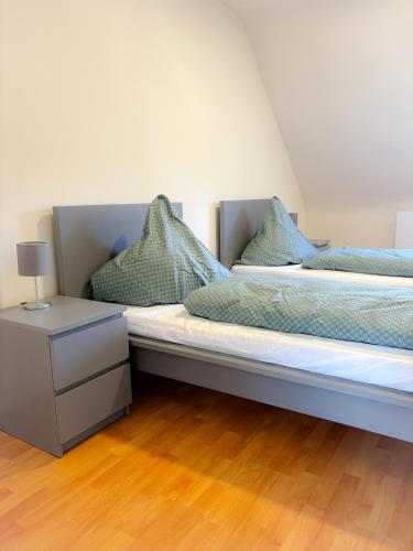 新乌尔姆Apartment über Neu Ulm's Dächern, 2 Schlafzimmer inkl. Stellplatz的两张睡床彼此相邻,位于一个房间里