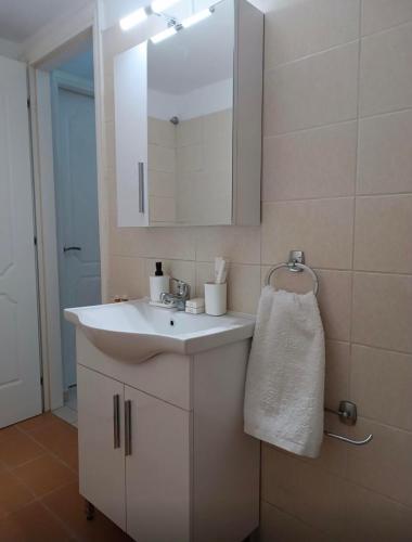 普拉蒂Odyssey's Feats的浴室设有白色水槽和镜子