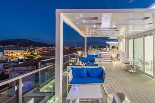 扎金索斯镇戴安娜酒店的阳台设有蓝色沙发,享有城市美景。