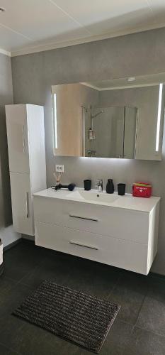 斯特兰达Panorama wiev的浴室设有白色水槽和镜子