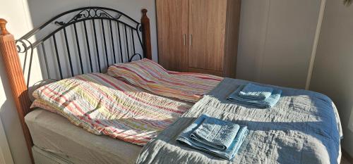 斯特兰达Panorama wiev的床上有被子和两张折叠毛巾