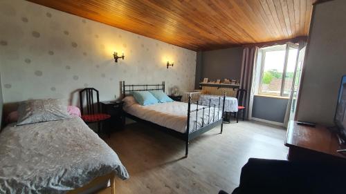 Anchenoncourt-et-ChazelLa Grange Des Roches Roses的卧室位于客房的角落,配有一张床