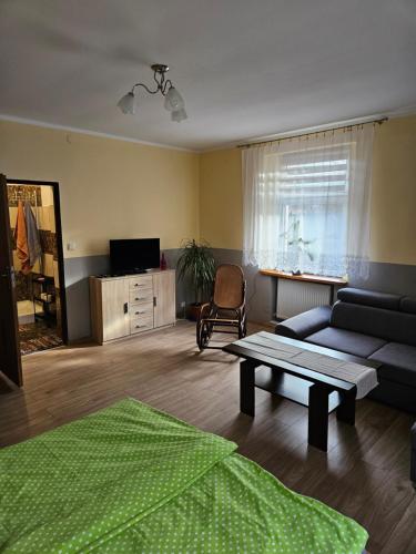 BiałaGościniec w Starym Młynie的客厅配有沙发和桌子