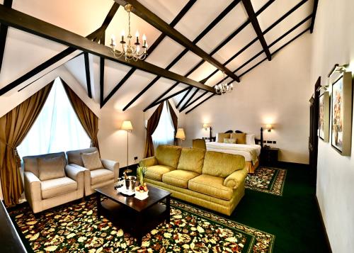 纳库鲁Midland Hotel Nakuru的客房设有床、沙发和桌子。