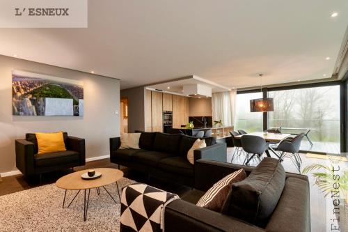 TilffRésidence de 2 appartements luxueux "Tilff Le Mont" by FineNest的客厅配有沙发和桌子