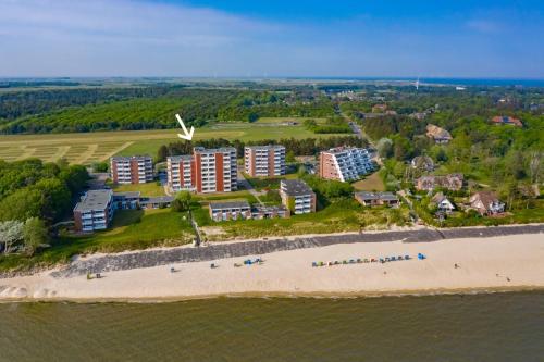 威克奥夫弗尔Haus Uthlande 39的享有海滩和建筑的空中景致