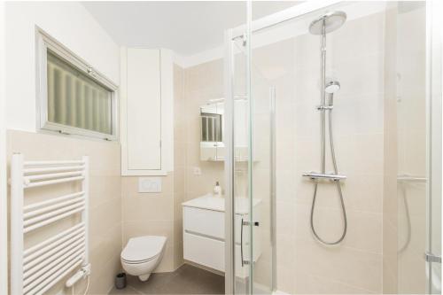 芒通COSY STUDIO - Résidence front de mer - Menton的带淋浴和卫生间的白色浴室