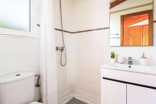 比尼贝卡Es Llaut的白色的浴室设有卫生间和水槽。