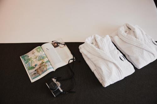 哈恩HO城市哈恩酒店的一副眼镜,一本书和一双毛巾