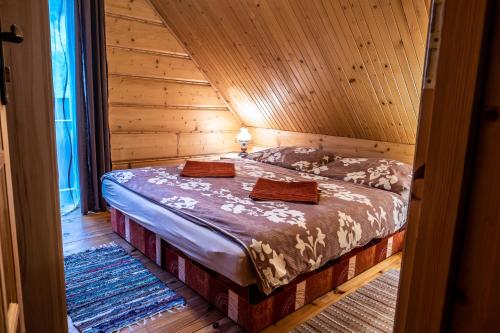 塔特兰斯卡科特利纳查普拉伦卡酒店的小木屋内一间卧室,配有一张床