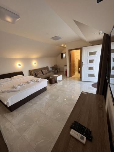 兹雷尼亚宁Kovač Residence的一间卧室设有一张床和一间客厅。