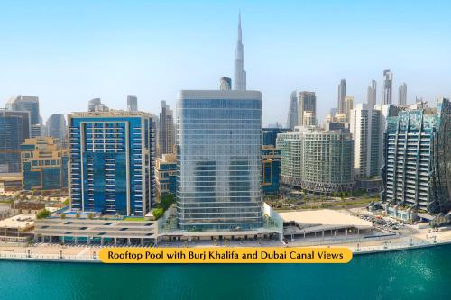 迪拜The First Collection Waterfront的享有城市和高楼的景色