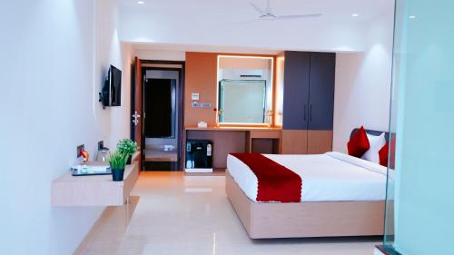 孟买Hsquare Hotel Andheri West的一间卧室配有一张床和镜子