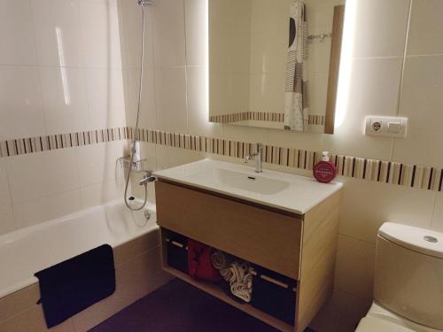扎马亚Espacio amplio y luminoso的一间带水槽、卫生间和镜子的浴室