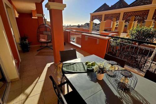 阿罗纳Granada Park Apartament的阳台配有桌子,享有建筑的景致。
