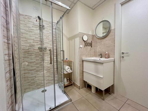 BesozzoIn campagna的带淋浴、盥洗盆和镜子的浴室