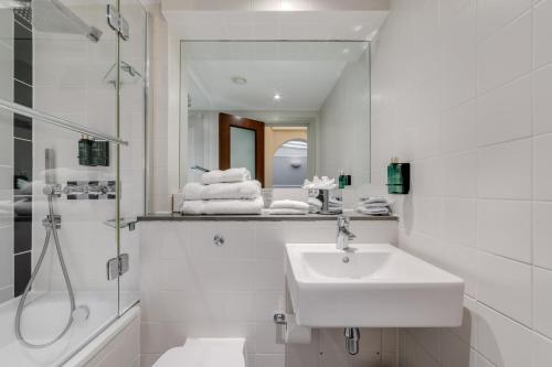 伦敦莫宁海德公园贝斯特韦斯特酒店的白色的浴室设有水槽和淋浴。