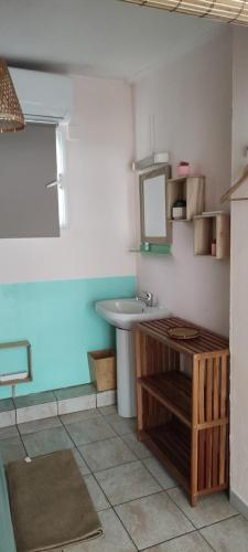圣吉尔莱班海滩酒店的浴室配有盥洗盆、镜子和台面