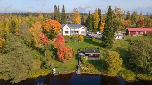 萨里耶尔维Ruustinnan telttamajoitukset的享有湖上大房子的空中景色