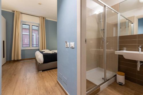 斯培西亚拉洛贾德班驰旅馆的带淋浴和盥洗盆的浴室以及1张床。