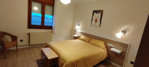 Sant Cugat de SesgarriguesCAL LLOP的酒店客房设有床和窗户。